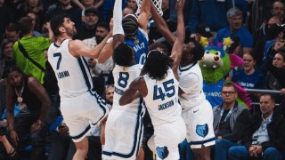 开云app下载-万军取首！魔术官媒晒布莱克隔扣照：安东尼-布莱克！