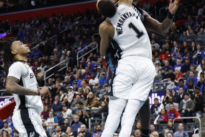 kaiyun-仅次文班&amp;鲨鱼！杜伦单场砍至少30分15板且0失误 历史第3年轻中锋