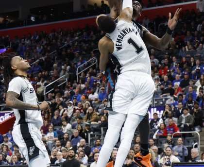 kaiyun-仅次文班&amp;鲨鱼！杜伦单场砍至少30分15板且0失误 历史第3年轻中锋