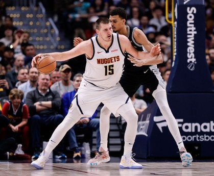 张佳玮：文班如果不能像约基奇策动全队 也可利用牵制力拉开空间